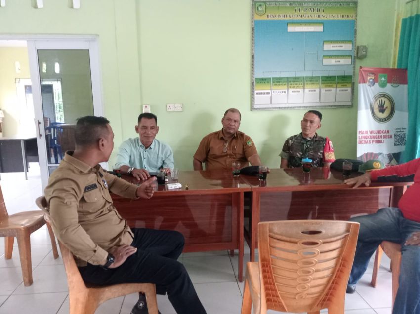 Tingkatkan Silaturahmi dan Keamanan, Sertu Amsyaya Lakukan Komsos di Desa Insit