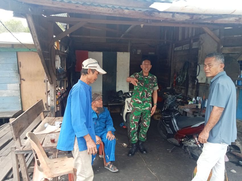 Koptu Andri Jalin Keakraban Dengan Warga Selatpanjang Lewat Komsos