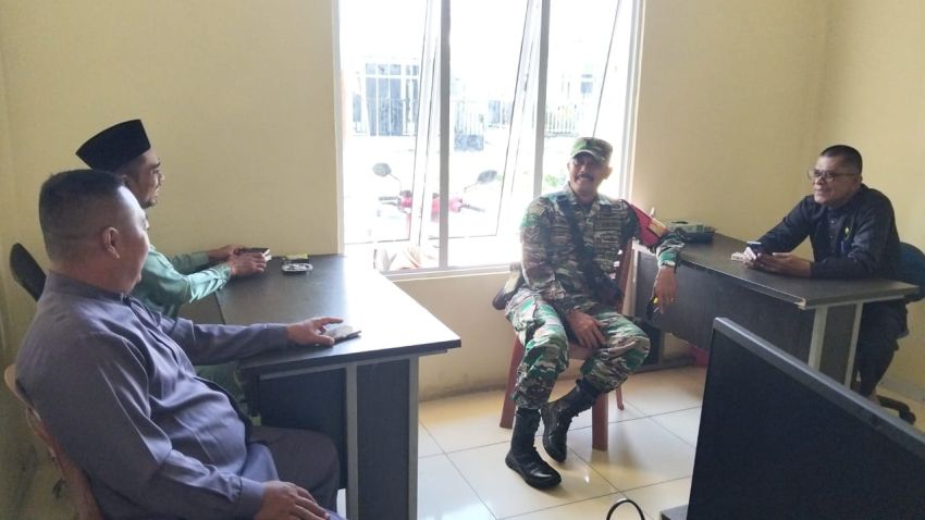 Babinsa Koramil 02/Tebingtinggi Jalin Komsos dengan Perangkat Kelurahan Selatpanjang Selatan