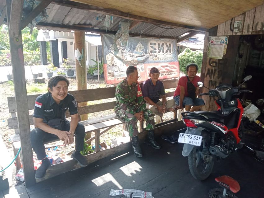 Sertu Amsyaya Lakukan Komsos di Selatpanjang, Pererat Silaturahmi Dengan Warga