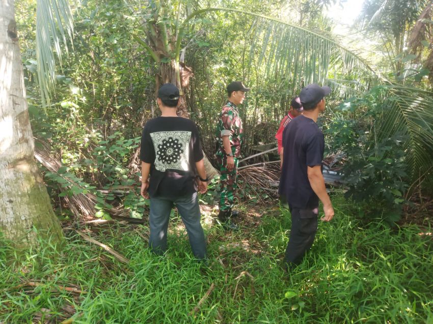 Cegah Karhutla, Serda Suprayitno Bersama MPA Desa Beting Lakukan Patroli