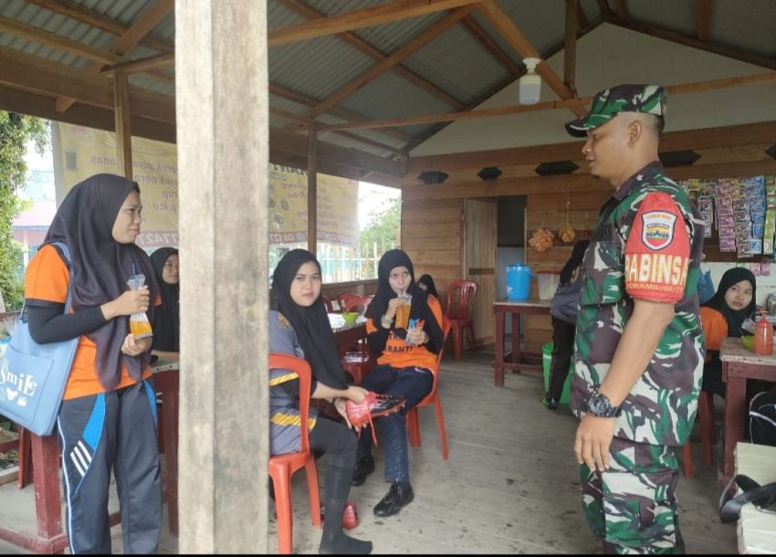 Lewat Komsos, Babinsa Koramil 02/Tebingtinggi Dorong Warga Jaga Kebersihan Lingkungan