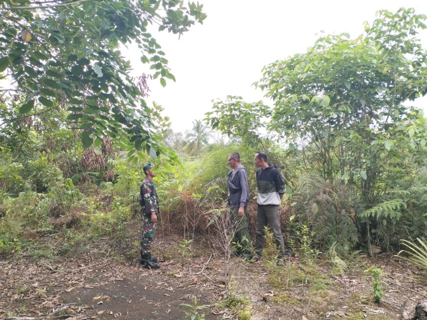 Bersinergi Cegah Karhutla, Pratu Wahyu Bersama Warga Desa Sendaur Rutin Lakukan Patroli