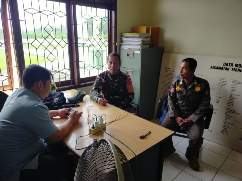 Babinsa Posramil Tebingtinggi Barat Jalin Komsos dengan Satpol PP dan Staf Kecamatan