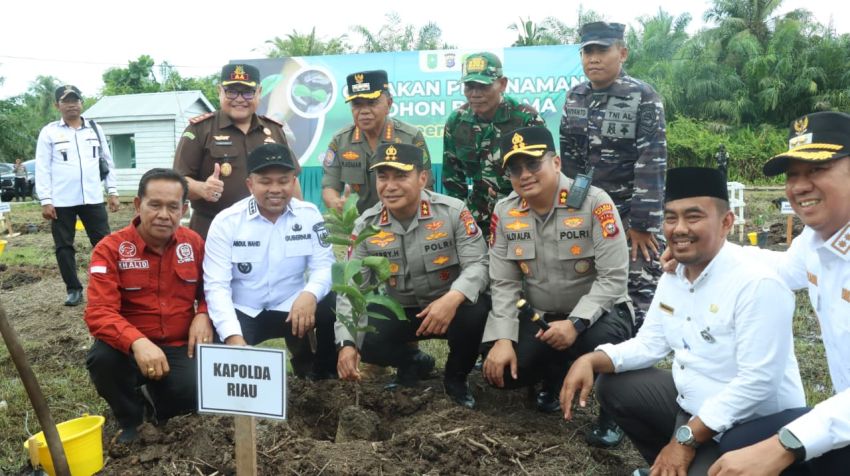Gubri dan Kapolda Riau Kunker ke Meranti, Tinjau Pos Kamling, Jembatan Panglima Sampul, hingga Green Policing