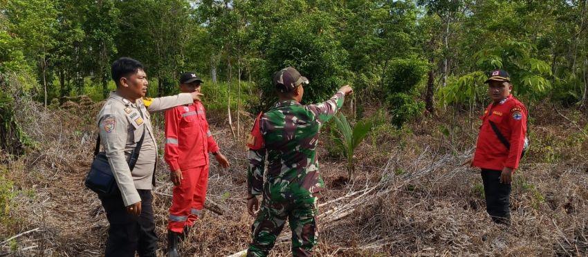 Babinsa Koramil 02/Tebingtinggi Bersama Warga Desa Sendaur Gelar Patroli Karlahut