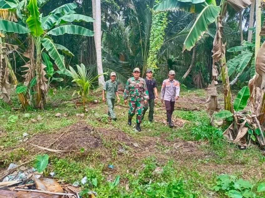 Bersinergi Cegah Karhutla, Sertu Zulkarnain Bersama Warga Desa Mekarbaru Rutin Lakukan Patroli