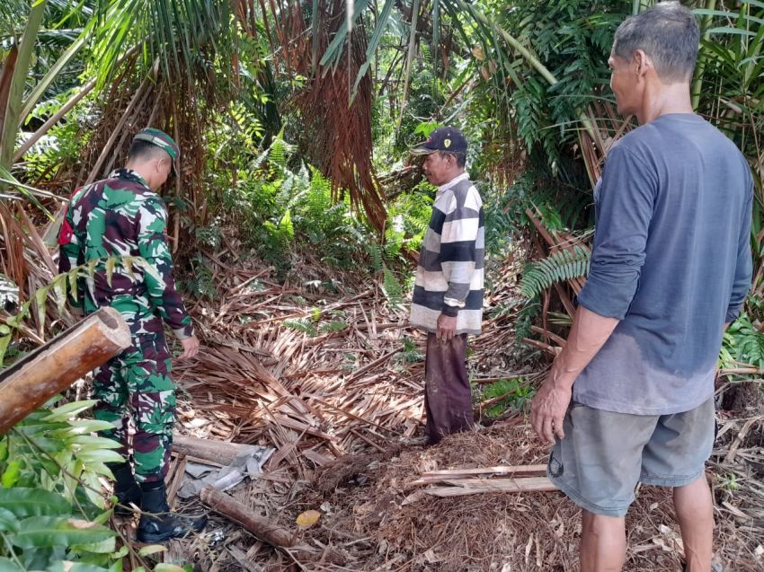 Cegah Karhutla, Pratu P Situmorang Bersama Warga Patroli ke Sejumlah Titik Rawan di Desa Maini
