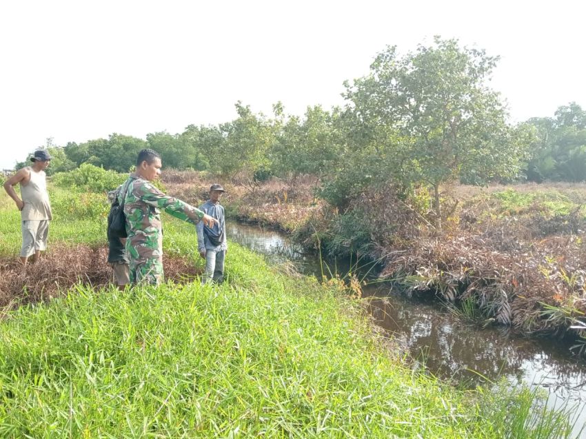 Babinsa Koramil 02/Tebingtinggi dan Warga Desa Telesung Gelar Patroli Karhutla