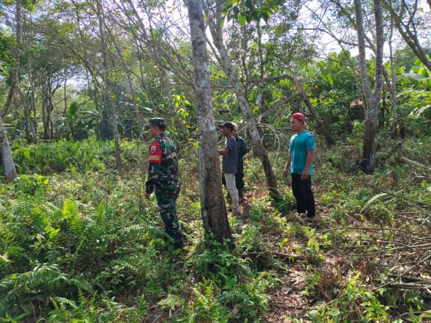 Bersinergi Cegah Karhutla, Pratu M Fahrijal Bersama Warga Desa Segomeng Rutin Lakukan Patroli