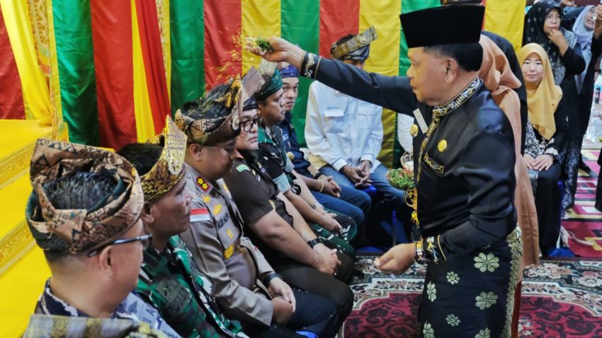 Terima Tanjak dari LAMR, Kapolres Meranti Resmi Bergelar Datuk AKBP Aldi Alfa Faroqi