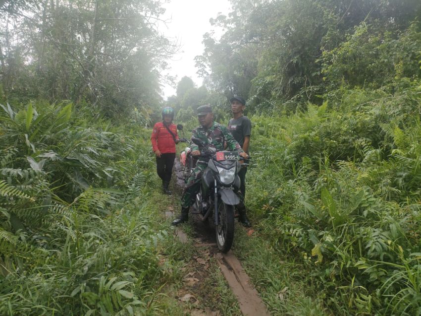 Bersinergi Cegah Karhutla, Serda Herman Bersama Warga Banglas Barat Rutin Lakukan Patroli