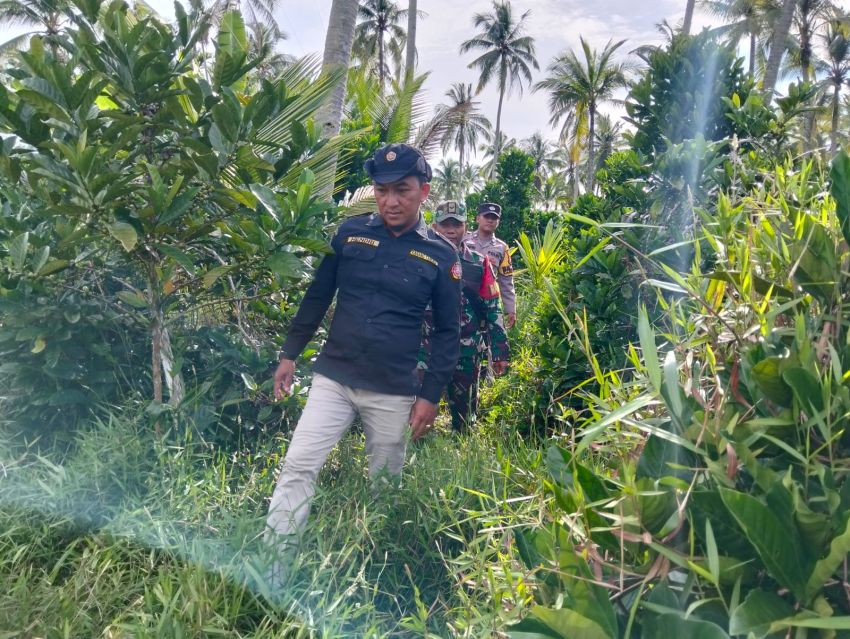 Cegah Karhutla, Serda Lasidi Bersama Warga Desa Kedabu Rapat Lakukan Patroli