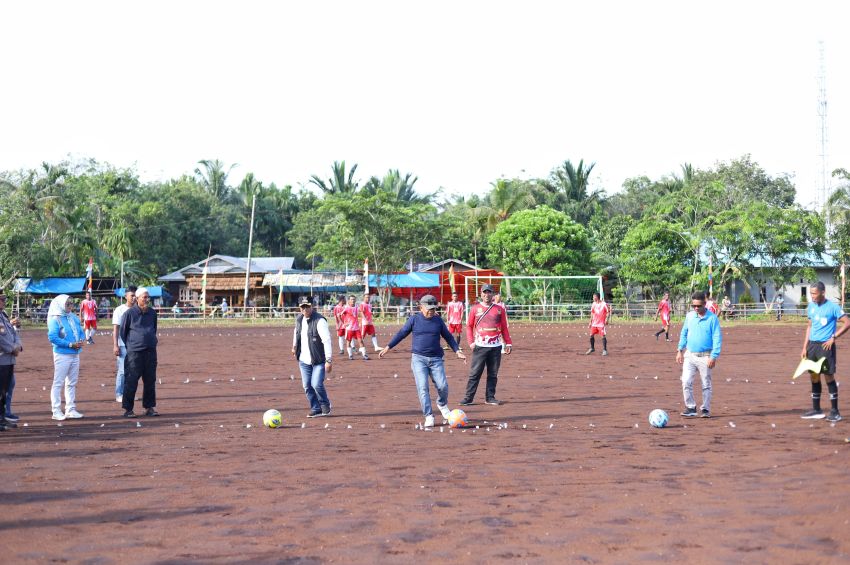 106 Klub dari 4 Kabupaten Meriahkan Turnamen Sepak Bola Kampung Balak, Bupati Asmar Berikan Bonus