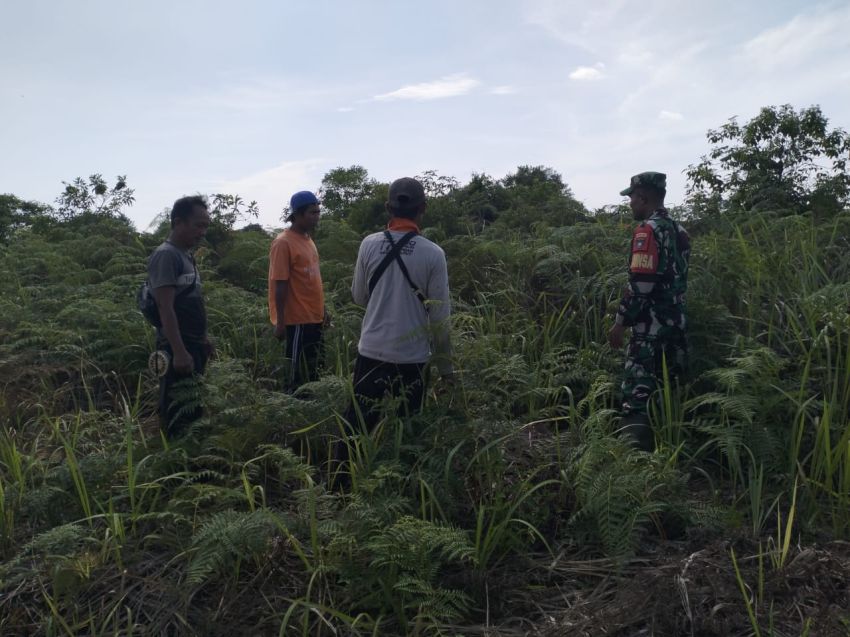 Babinsa Posramil Rangsang Laksanakan Patroli Karhutla di Desa Sungai Gayung Kiri