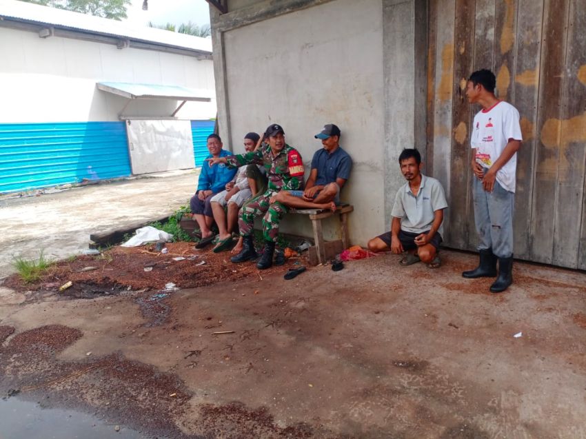 Jaga Hubungan Harmonis, Sertu Zulkarnain Laksanakan Komsos Bersama Warga