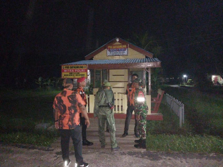Wujudkan Lingkungan Aman, TNI dan Warga Gelar Patroli Siskamling di Alah Air Timur