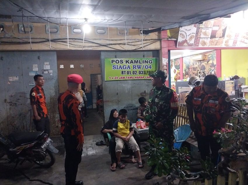 TNI dan Masyarakat Kompak Jaga Keamanan Lewat Patroli Siskamling di Selatpanjang Barat