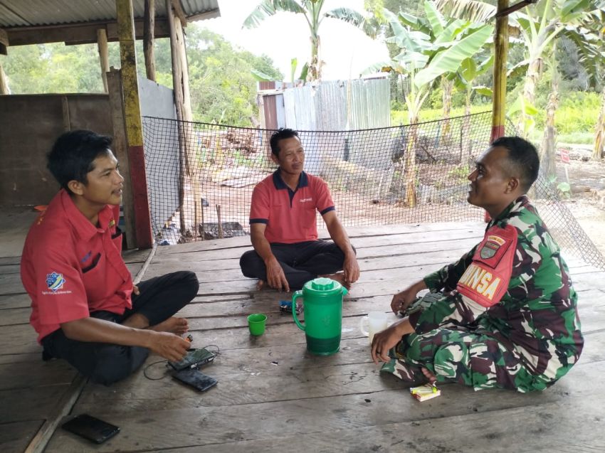 Babinsa Posramil Rangsang Ajak Warga Jaga Keamanan Lewat Komsos di Desa Sungai Gayung Kiri