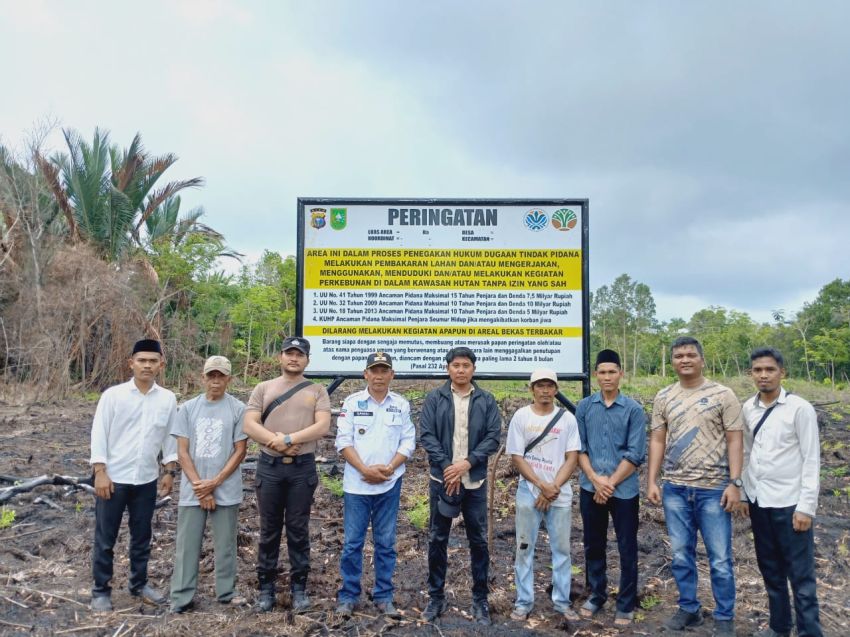 Polres Meranti Pasang Plang Peringatan Karhutla di Desa Tenan, Warga Diminta Tak Bakar dan Olah Lahan Bekas Terbakar