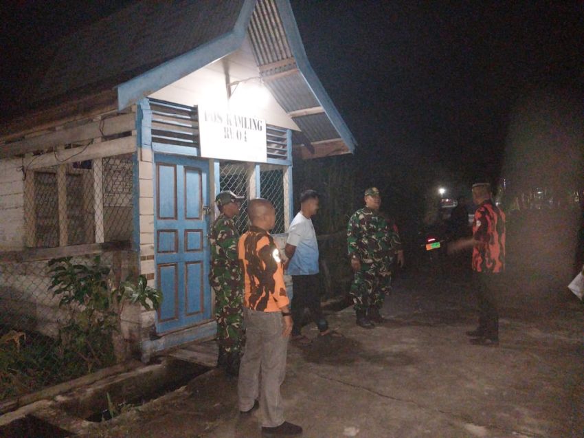 TNI dan Warga Kompak Gelar Patroli Siskamling untuk Jaga Keamanan di Selatpanjang Selatan