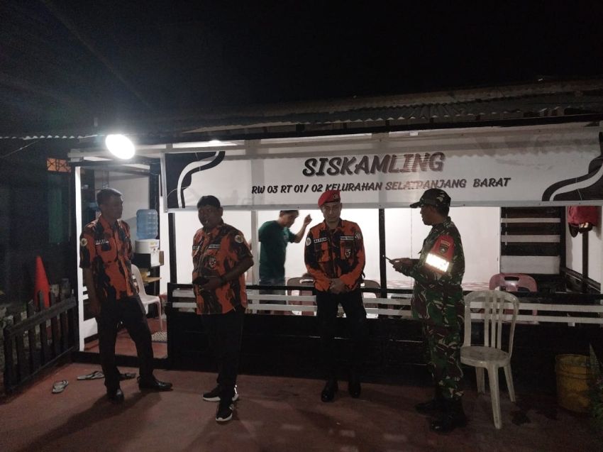 TNI, Pemuda Pancasila, dan Warga Gelar Patroli Siskamling di Selatpanjang Barat