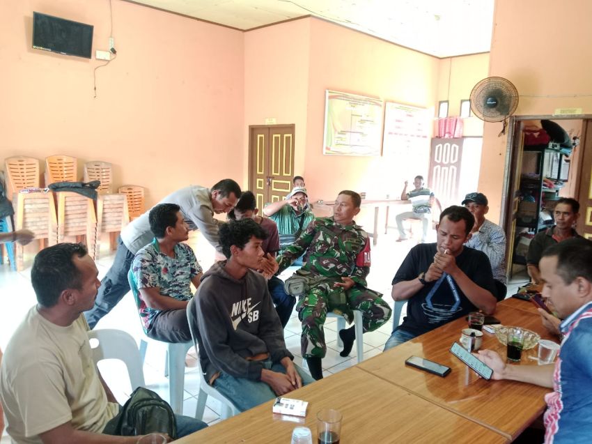 Babinsa Koramil 02/Tebingtinggi Jalin Komunikasi Sosial dengan Masyarakat di Desa Bantar