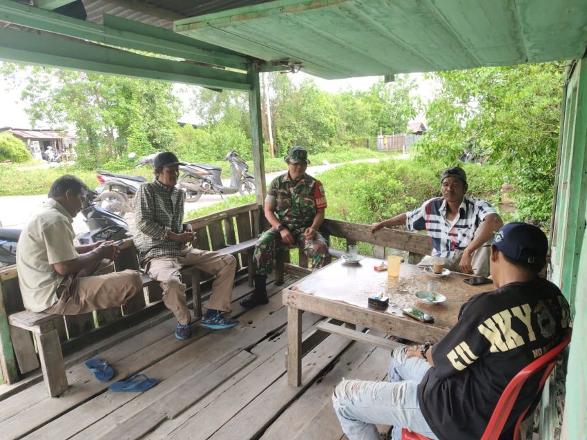 Babinsa Ajak Warga Selatpanjang Hidup Rukun dan Waspada di Tengah Cuaca Tak Menentu