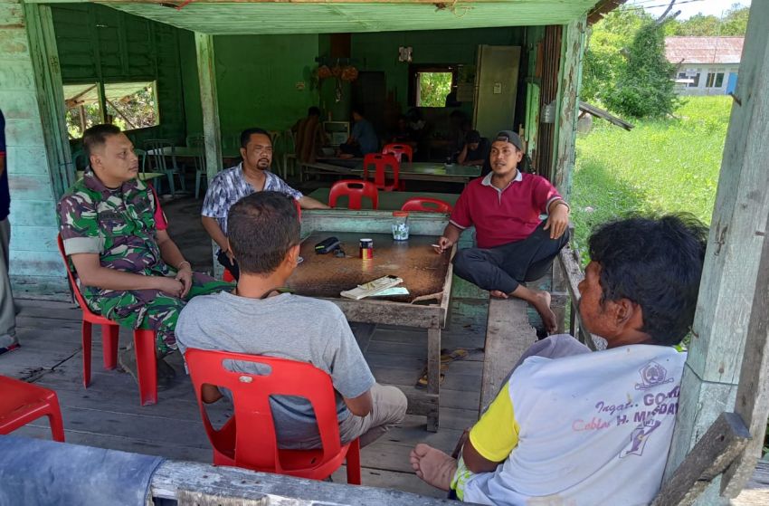 Babinsa Ajak Masyarakat Tanjung Samak Ciptakan Lingkungan Aman dan Tertib