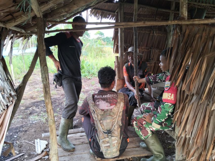 Babinsa Koramil 02/Tebing Tinggi Ajak Warga Tanah Merah Jaga Kerukunan dan Kewaspadaan Lingkungan