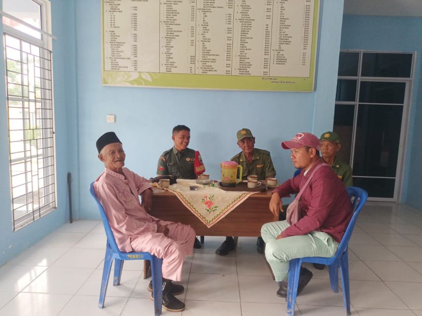 Bangun Kebersamaan, Babinsa Pratu Riski Nurdiansah Laksanakan Komsos di Desa Bina Maju