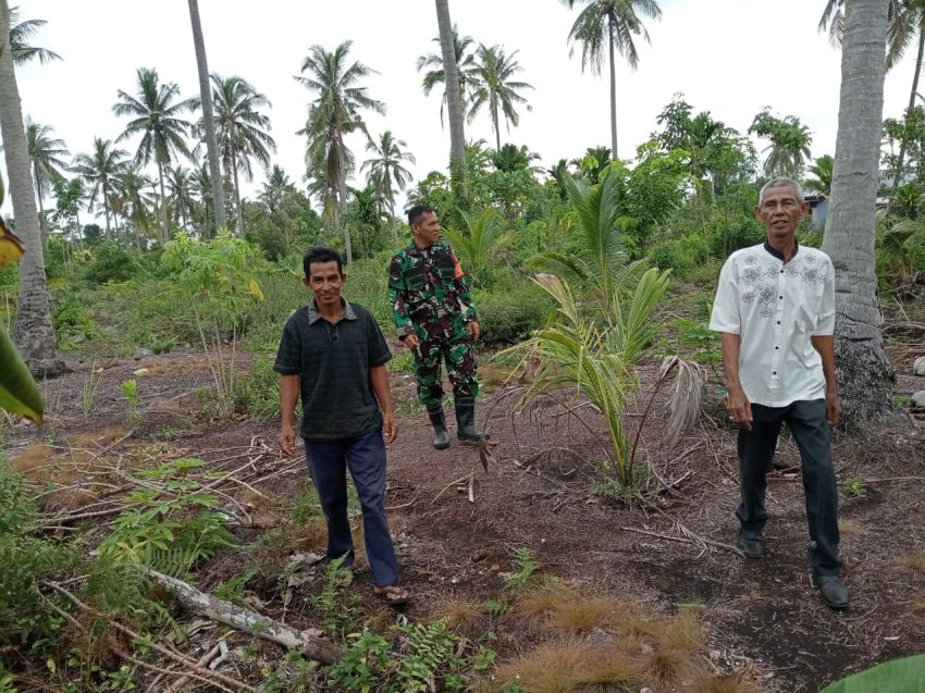 Babinsa Koramil 02/Tebing Tinggi dan Aparat Desa Telesung Gencar Patroli Cegah Karhutla