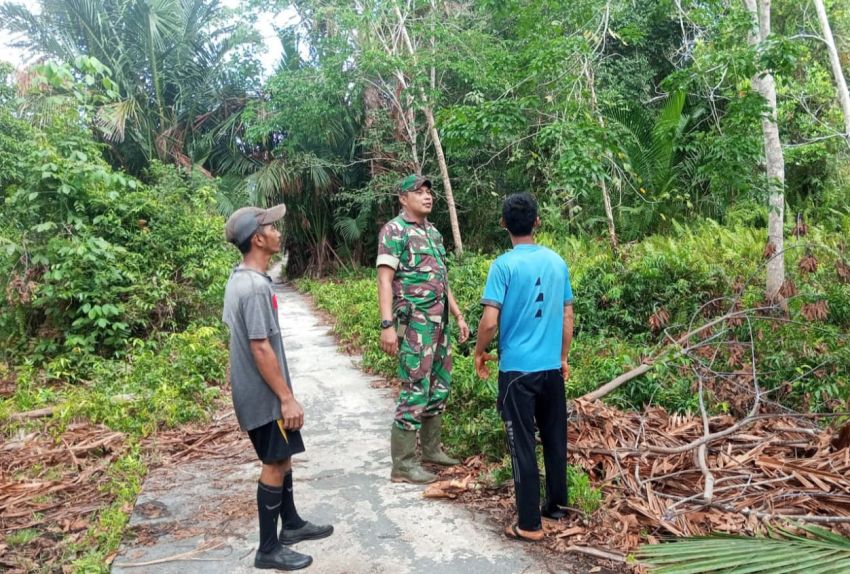 Babinsa Bersama Bhabinkamtibmas dan MPA Gelar Patroli Cegah Karhutla di Sungai Tohor