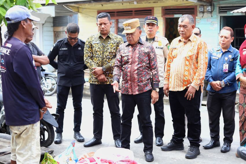 Tinjau Rumah Roboh, Bupati Asmar Perintahkan Perkim Bangun Ulang