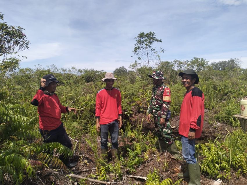 Babinsa Koramil 02/Tebing Tinggi dan MPA Gelar Patroli Karhutla di Sungai Gayung Kiri