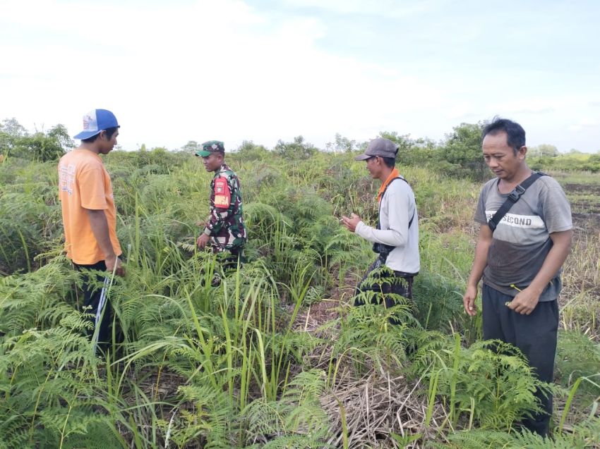 Babinsa Rangsang Lakukan Patroli Cegah Karhutla di Sungai Gayung Kiri