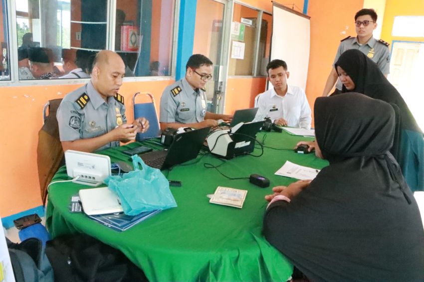 Warga Sungai Tohor dapat Layanan Eazy Passport dari Imigrasi Selatpanjang