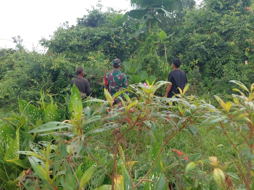 Babinsa Koramil 02/Tebing Tinggi dan Warga Desa Alahair Timur Laksanakan Patroli Cegah Karhutla