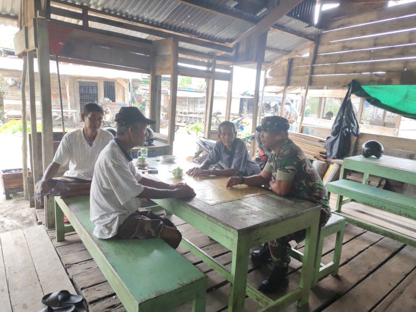 Lewat Komsos, Babinsa Ajak Warga Selatpanjang Kota Hidup Rukun dan Jaga Kebersihan Lingkungan