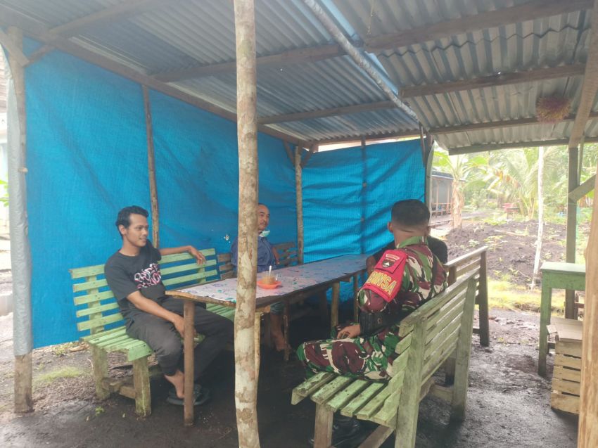 Pratu Riski Nurdiansah Laksanakan Komsos Bersama Masyarakat Desa Lemang