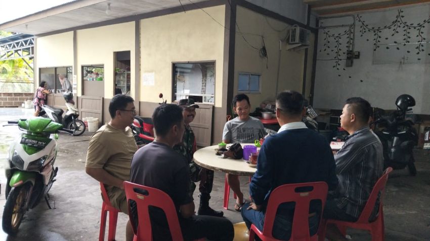 Sertu M. Amri Jalin Komsos dengan Warga Selatpanjang Barat, Tekankan Pentingnya Koordinasi Keamanan Lingkungan