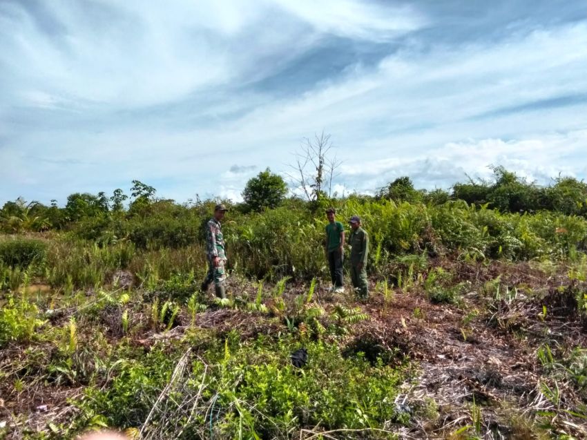 Babinsa Koramil 02/Tebing Tinggi Bersama Warga Laksanakan Patroli Karlahut di Desa Sonde