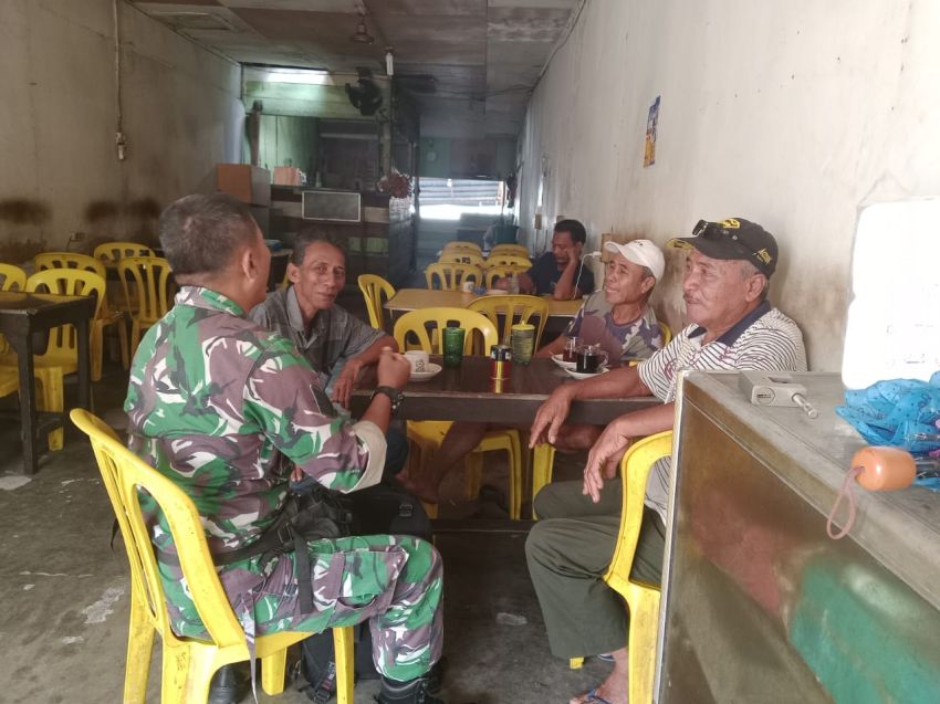 Babinsa Koramil 02/Tebing Tinggi Tingkatkan Komsos Bersama Warga Selatpanjang Kota