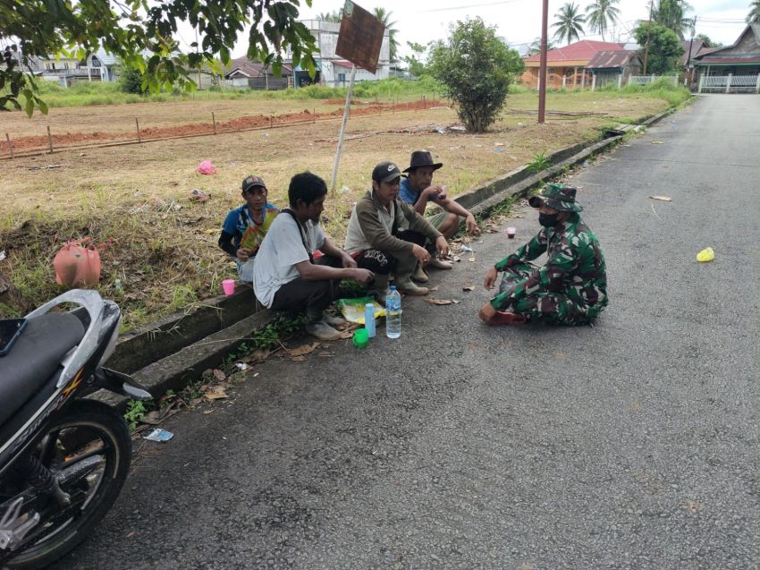 Pererat Kedekatan dengan Warga, Serda Eka Rafiz Laksanakan Komsos di Selatpanjang Kota