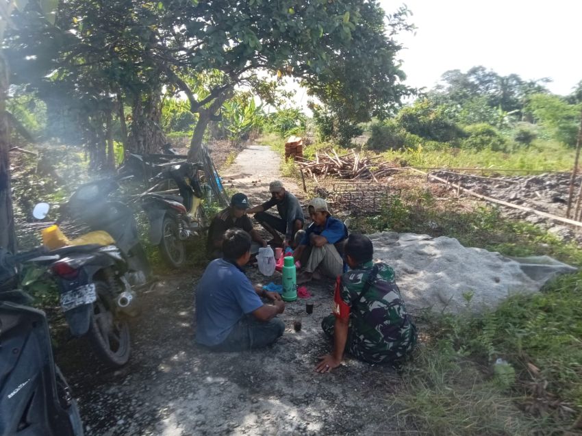 Babinsa Koramil 02/Tebing Tinggi Gelar Komsos Bersama Warga Desa Insit
