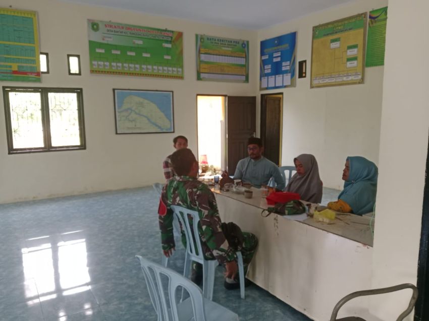 Babinsa Koramil 02/Tebing Tinggi Laksanakan Komsos dengan Warga Desa Bantar