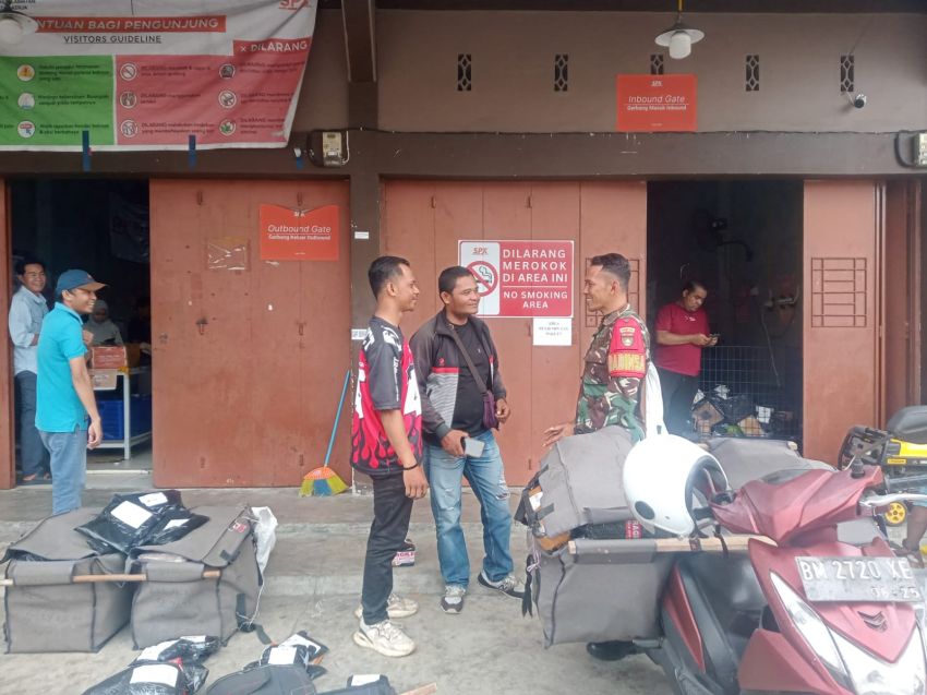 Babinsa Koramil 02/Tebing Tinggi Ajak Warga Selatpanjang Aktif Gotong Royong dan Jaga Kebersihan