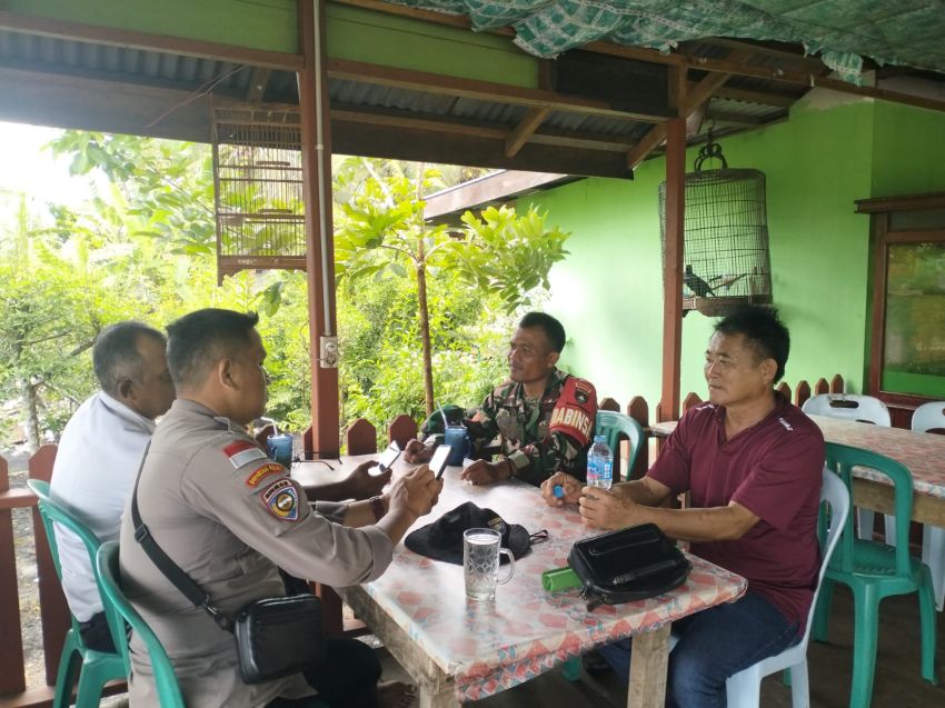 Babinsa Koptu Masran Gelar Komsos Ajak Warga Jaga Kerukunan dan Kamtibmas di Sungai Gayung Kiri