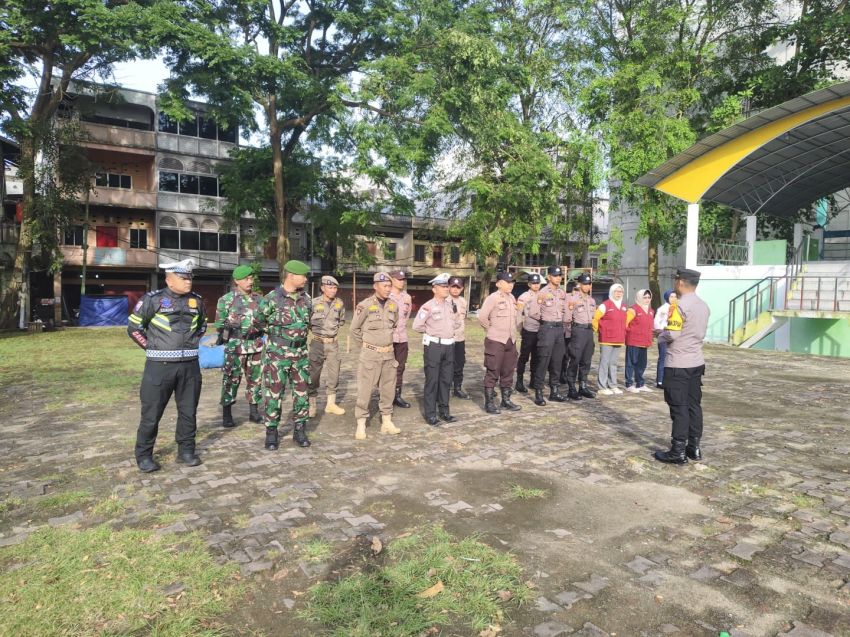 Babinsa Koramil 02/Tebing Tinggi Ikut Amankan Nataru di Pos PAM Taman Cik Puan