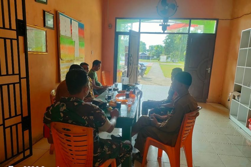 Babinsa Koramil 02/Tebing Tinggi Laksanakan Komsos Bersama Warga Desa Tanjung